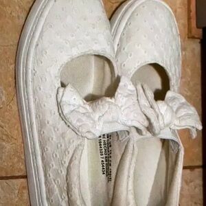 Simple design owned and stylish shoes